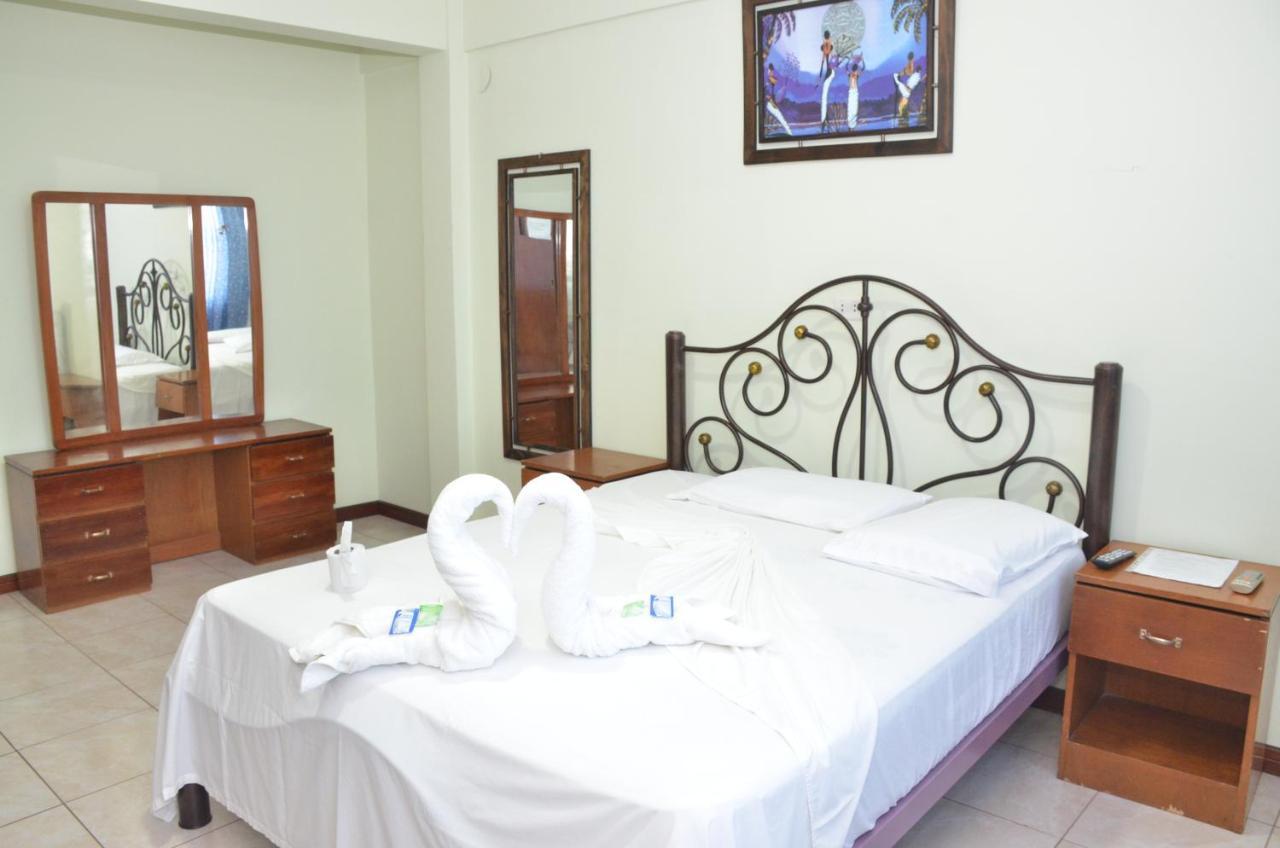 Hostal Ibiza Santa Cruz de La Sierra Esterno foto